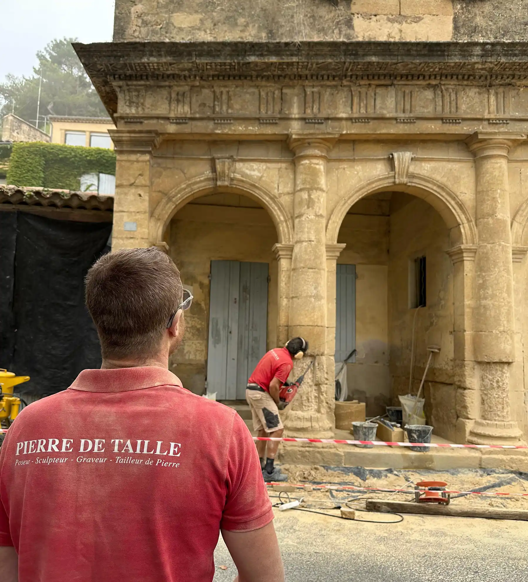 Pierre-de-taille-vincent-durupt-travail-de-renovation-village Travail de restauration d'une statue, Saint Bruno La Salle, Marseille par Vincent Durupt